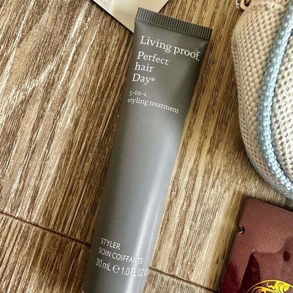 Fresh cosmetic bag with hair samples - Picture 6 of 8